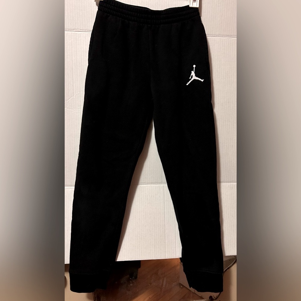 BOYS JORDAN ESSENTIALS JOGGERS GRADE-SCHOOL. Size M 10-12 years.